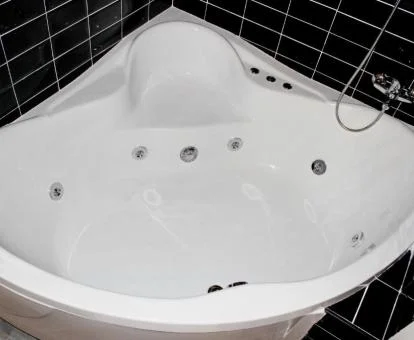 Bañera de hidromasaje privada de la Suite Junior 2 del establecimiento.
