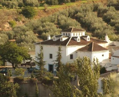 Edificio de este coqueto hotel rural en medio de la naturaleza.