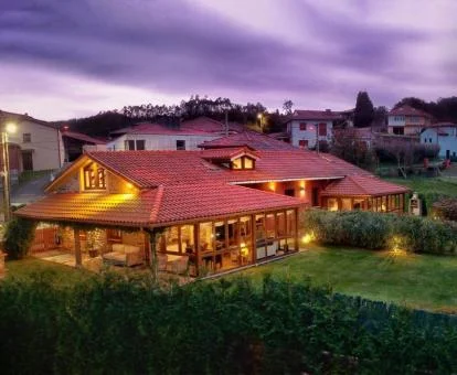 Maravilloso edificio rural rodeado de jardines de este hotel con encanto.