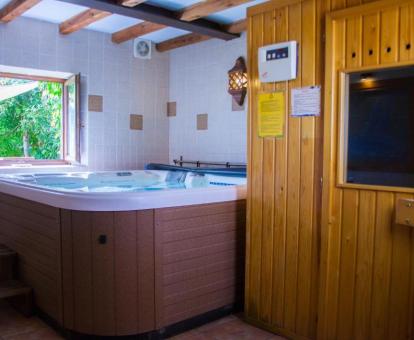 Agradable zona de bienestar con sauna finlandesa y jacuzzi del hotel.
