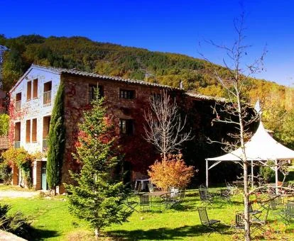 Edificio rodeado de naturaleza de este acogedor hotel rural.