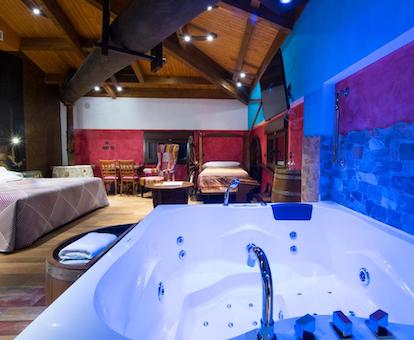 Maravillosa suite de estilo elegante con bañera de hidromasaje privada cerca de la cama.