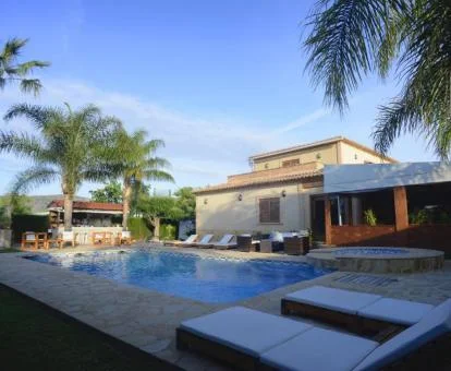 Zona exterior con piscina y mobiliario del hotel.
