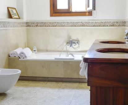 Baño con bañera de hidromasaje privada de la Habitación Doble Deluxe.