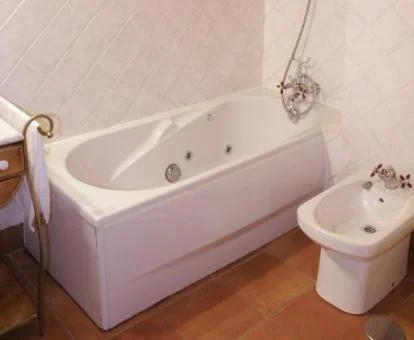 Baño con bañera de hidromasaje de una de las habitaciones dobles del hotel.