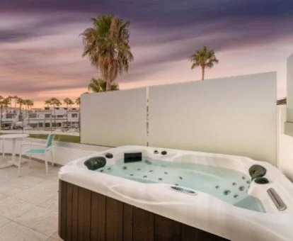 Fabuloso jacuzzi privado en la terraza de la Suite Loft del hotel.