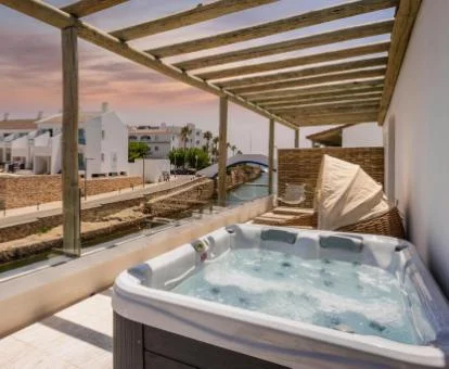 Fabulosa bañera de hidromasaje privada en la terraza de una de las habitaciones del hotel.