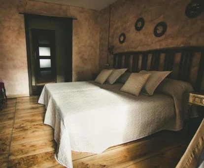 Una de las habitaciones de estilo tradicional del hotel.
