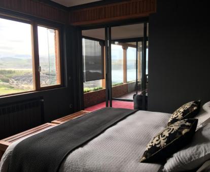 Una de las habitaciones dobles con amplios ventanales y hermosas vistas de este hotel con encanto.