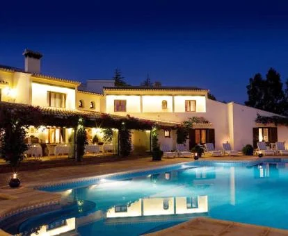 Hotel con encanto con amplia piscina exterior.