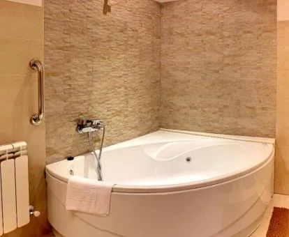 Jacuzzi privado en el baño del Apartamento de un dormitorio.