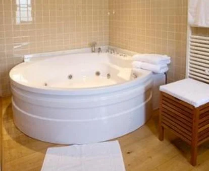 Jacuzzi privado en el baño de la Suite Estándar del hotel.