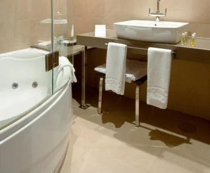Jacuzzi privado en la Suite Deluxe del hotel.