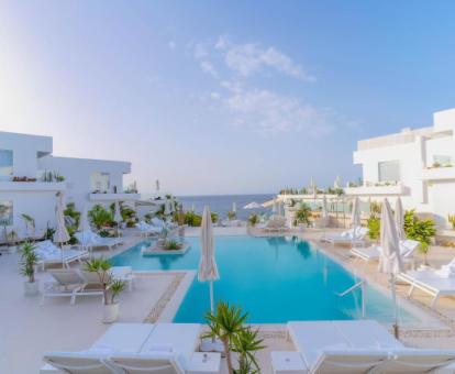 Precioso hotel con encanto cerca del mar con gran piscina al aire libre.