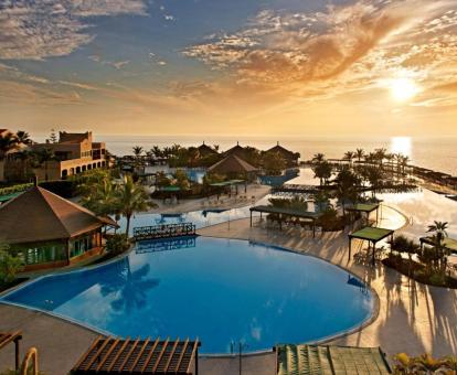 Fabulosas zonas exteriores con piscinas y vistas al mar de este hotel con encanto.