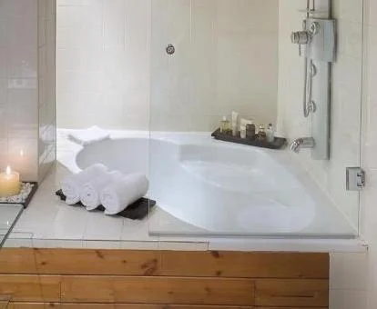 Preciosa bañera de hidromasaje privada de la Suite Occitania.