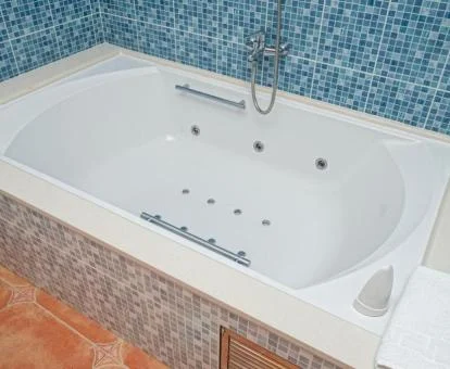 Bañera de hidromasaje privada en el baño de la Habitación con cama grande.