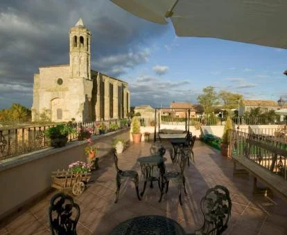 Agradable terraza con vistas y comedores exteriores de este hotel con encanto.