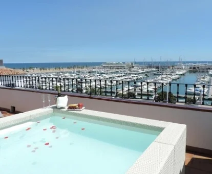 Bañera de hidromasaje privada en la terraza de una de las suites del hotel. 