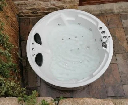 Jacuzzi privado en el exterior de la Habitación Superior con cama grande.