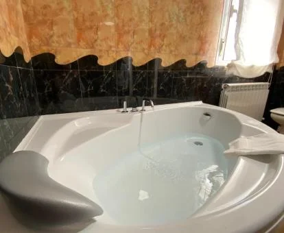 Bañera de hidromasaje privada de la casa de un dormitorio de este alojamiento. 