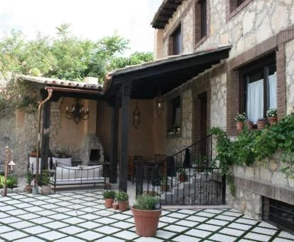 Zonas exteriores de este establecimiento rural con terraza.