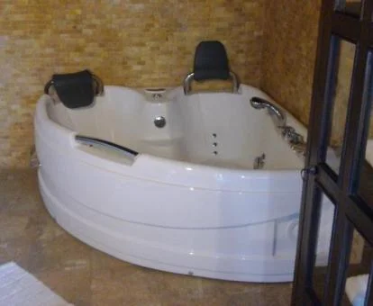 Bañera de hidromasaje privada de la Habitación Doble Superior del hotel.