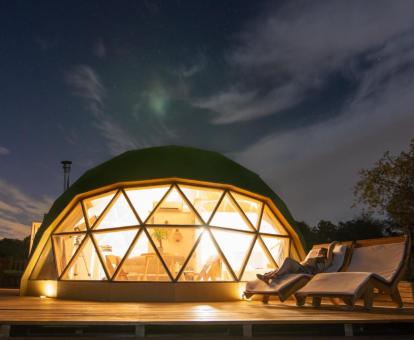 Coqueto domo con iluminación nocturna y zona exterior privada.