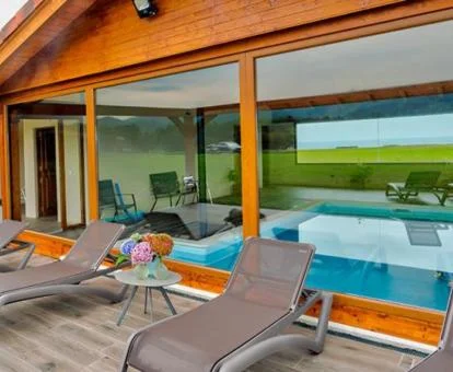 Maravilloso espacio con piscina interior y solarium de este complejo de apartamentos.