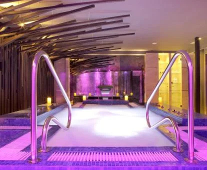 Piscina de hidroterapia del centro de bienestar del hotel.