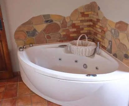 Amplia bañera de hidromasaje privada del Apartamento de 1 dormitorio.