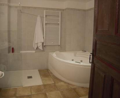 Baño con bañera de hidromasaje privada de una de las suites del hotel.