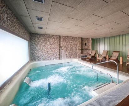 Acogedora piscina de hidroterapia del centro de bienestar del hotel.