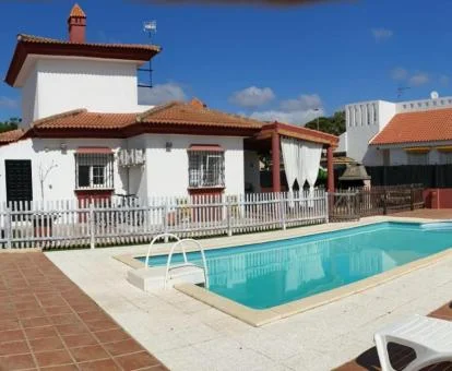 Edificio de este hotel con encanto con piscina al aire libre.