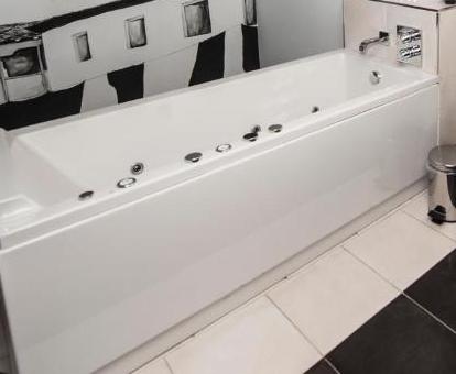 Bañera de hidromasaje privada de la Habitación Doble Ático del hotel.