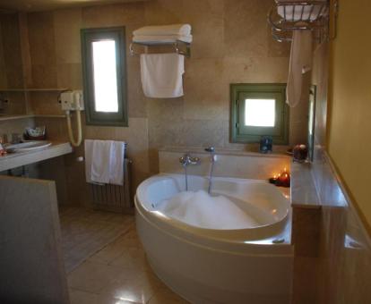 Baño amplio con bañera de hidromasaje privada de la suite del hotel.