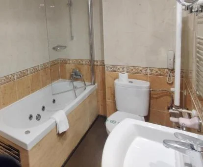 Baño con bañera de hidromasaje de una de las habitaciones dobles del hotel.
