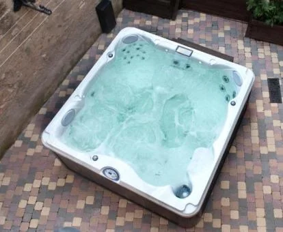 Jacuzzi privado de la suite con terraza del hotel.