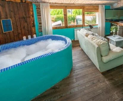 Bañera de hidromasaje privada de la suite del hotel.