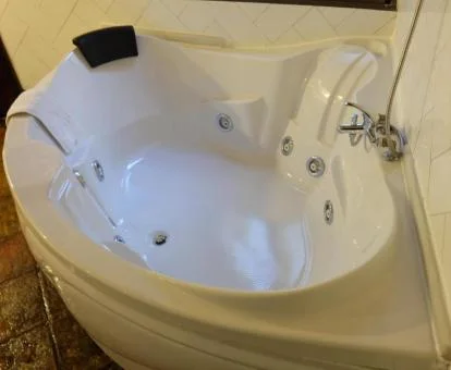 Bañera de hidromasaje privada de la suite del hotel.