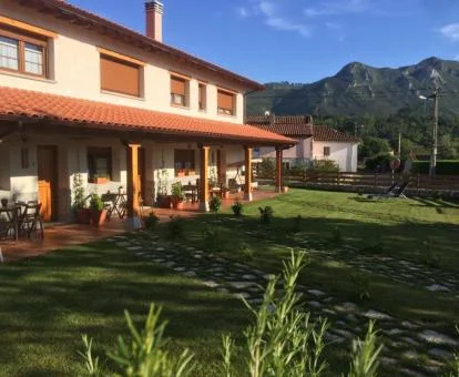 Edificio de este acogedor alojammiento con zona exterior y vistas a las montañas.