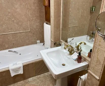Baño con bañera de hidromasaje privada de la suite del hotel.