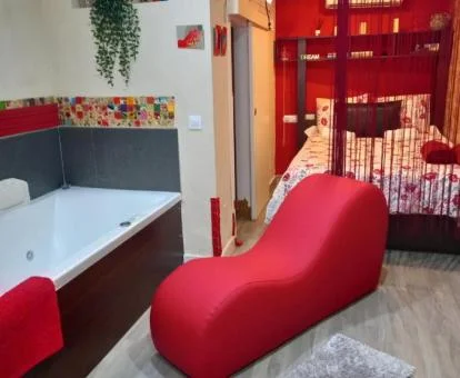 Interior de este coqueto loft con jacuzzi privado junto a la cama y sofá tantra.