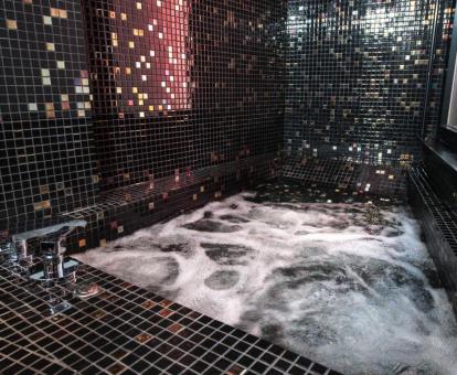 Fabulosa bañera de hidromasaje privada en funcionamiento de la Habitación Doble del hotel.