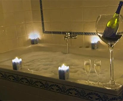 Amplia bañera de hidromasaje privada de la Suite Junior del hotel.