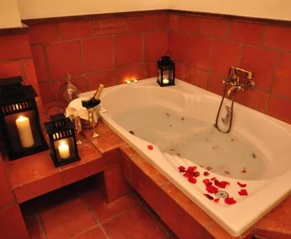 Jacuzzi privado de la suite del hotel.