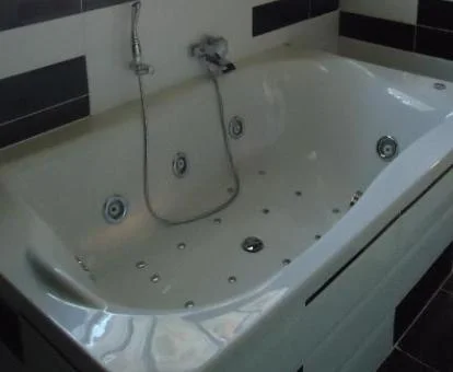 Bañera de hidromasaje privada de uno de los apartamentos de un dormitorio.