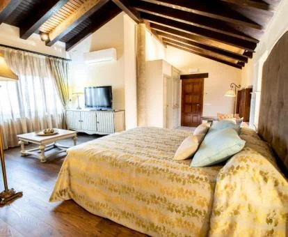 Una de las amplias habitaciones de estilo tradicional del hotel.