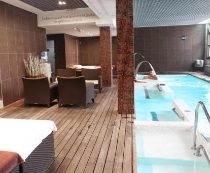 Piscina de hidroterapia y zona de relajación del centro de bienestar del hotel.