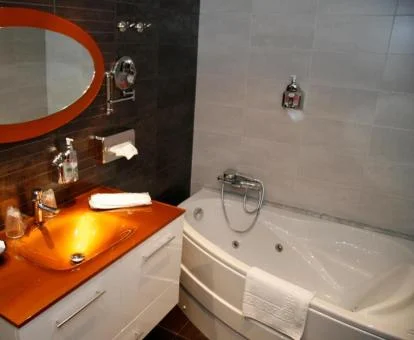Baño con jacuzzi privado de la habitación doble superior.